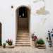 Il cortile  avvolto da archi intonacati di bianco che incorniciano vari ingressi. Ne imbocchiamo uno utilizzando una piccola rampa di scale che ci conduce nella zona settecentesca delledificio